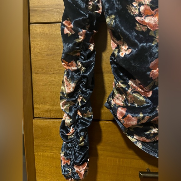 Free People Reina Velvet Off Shoulder Top - Size Small - Picture 5 of 8